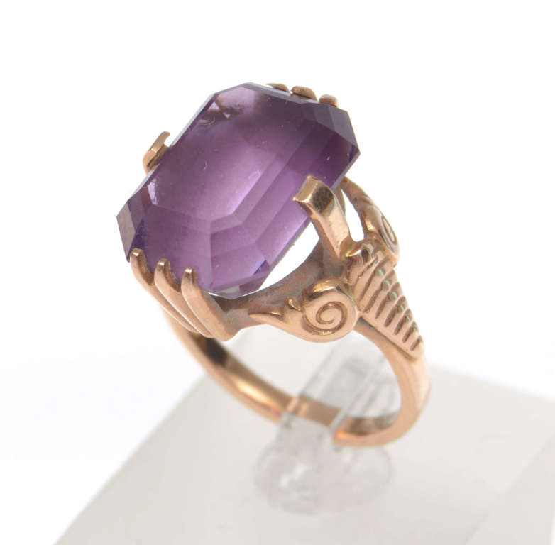 Золотое кольцо с пурпурным камнем