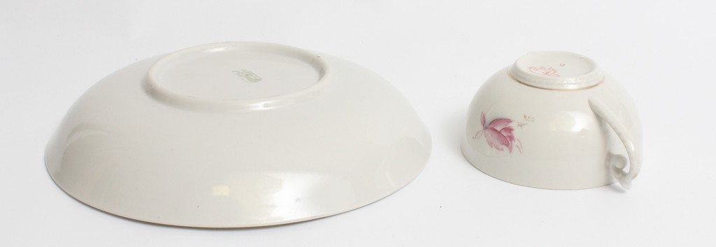 Фарфоровая тарелка и кружка