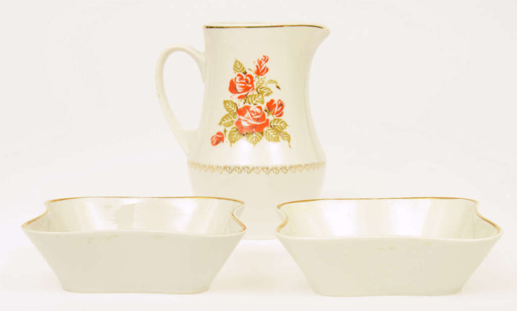 Porcelain tableware set - 2 jugs, 2 plates