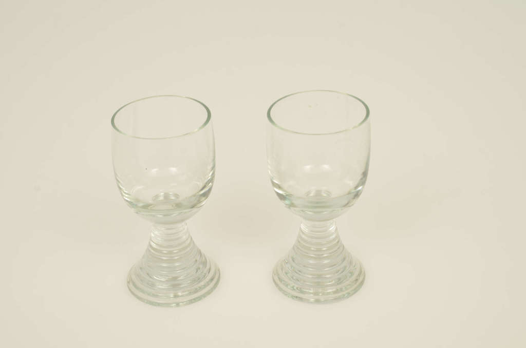 Glass glasses on the leg 2 pcs.