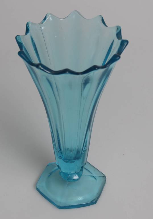 Синяя стеклянная ваза