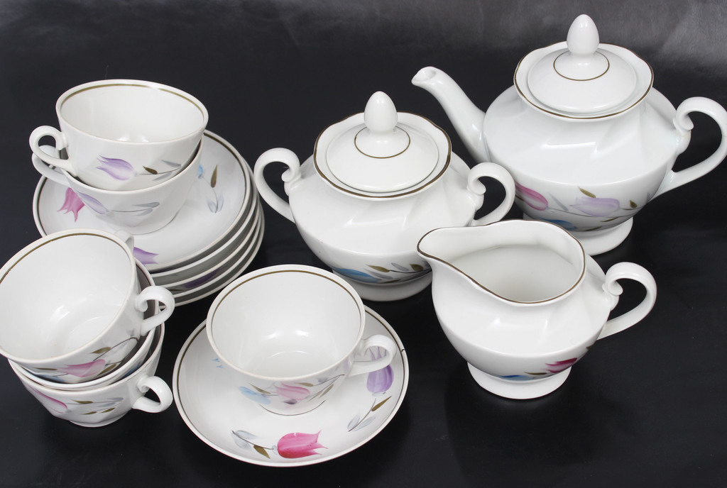 Porcelain set for six people (tea pot with defect)