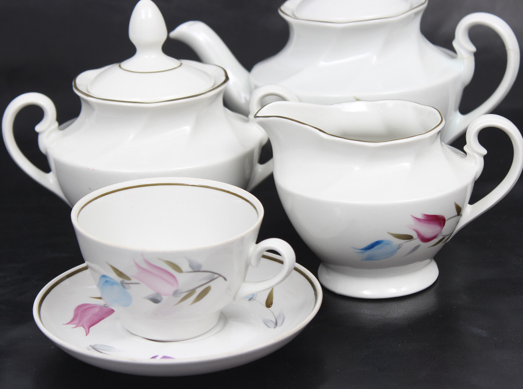 Porcelain set for six people (tea pot with defect)