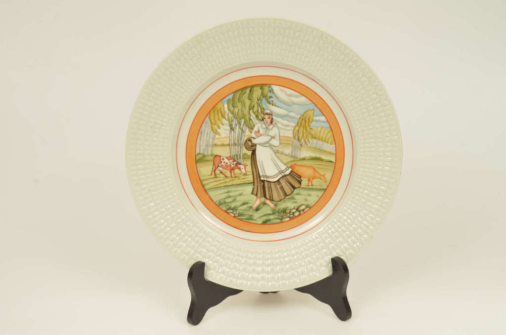 Apgleznots porcelāna dekoratīvais šķīvis 