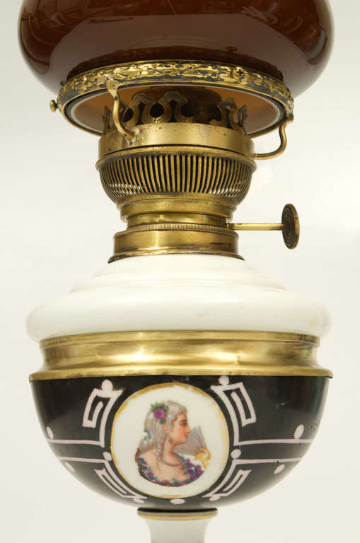 Lampa Ampīra stilā ar brūnu kupolu