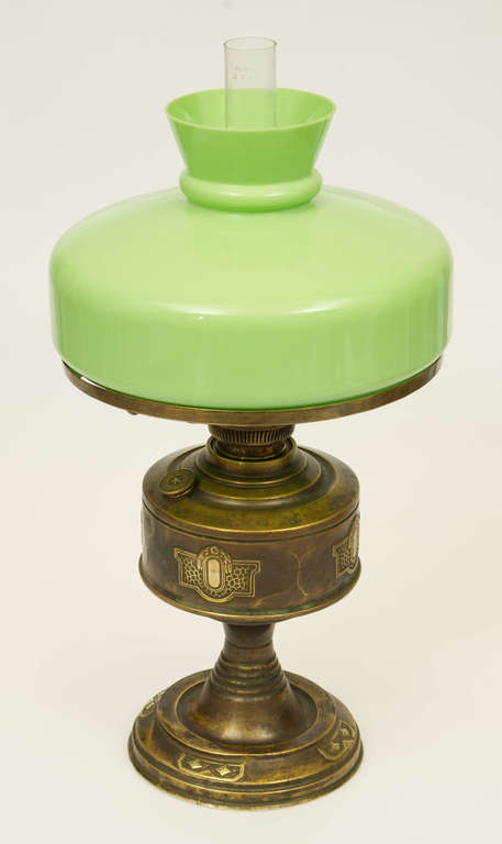 Jūgendstila lampa ar zaļu kupolu