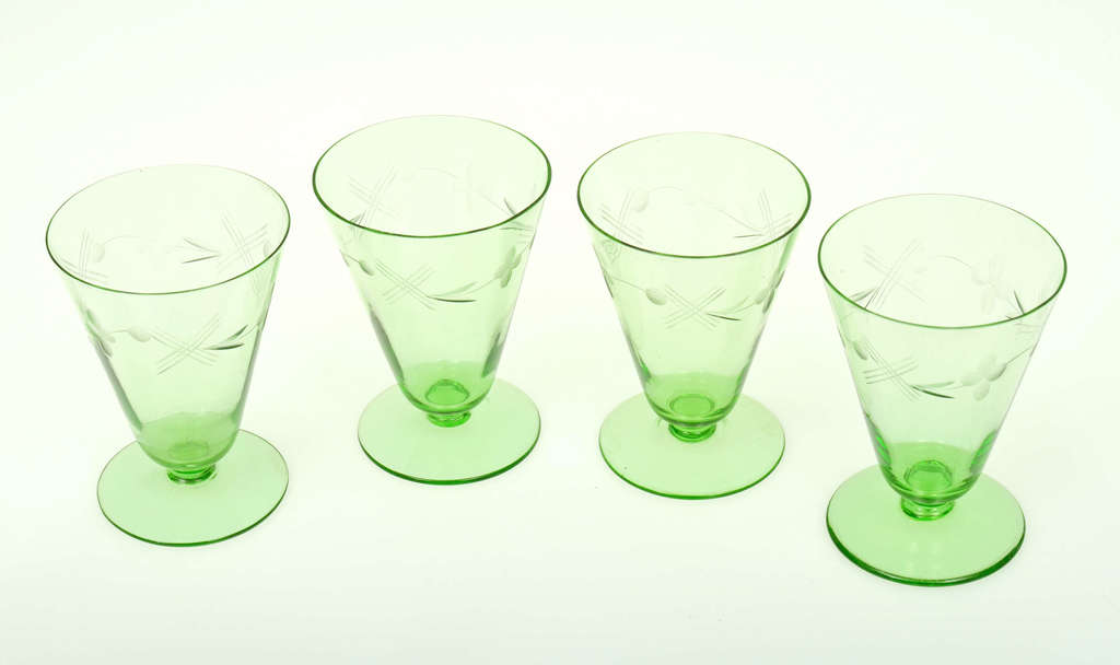Стеклянный графин с 4 стаканами