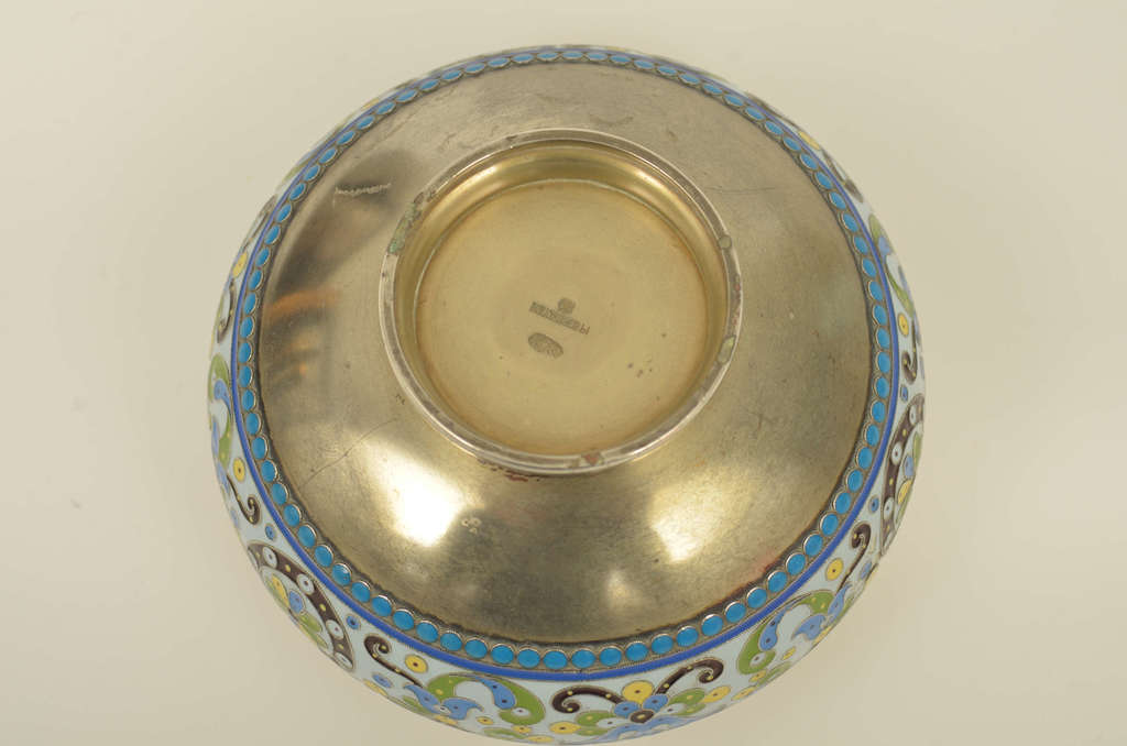 Серебряная посуда с пятицветной эмалью