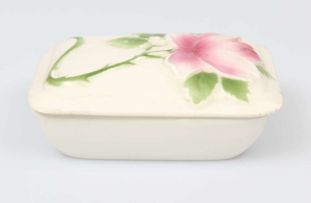 Art Nouveau porcelain soap dish with lid 