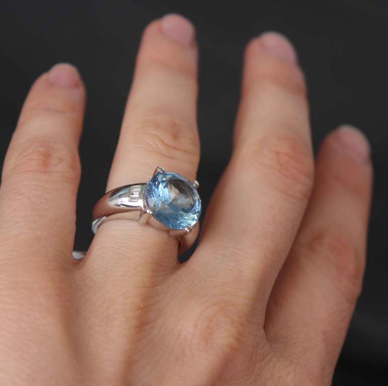 Золотое кольцо с бриллиантами и синтетической шпинелью