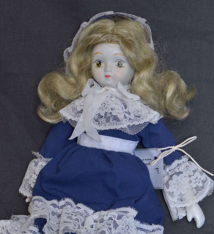 Кукла в голубом платье