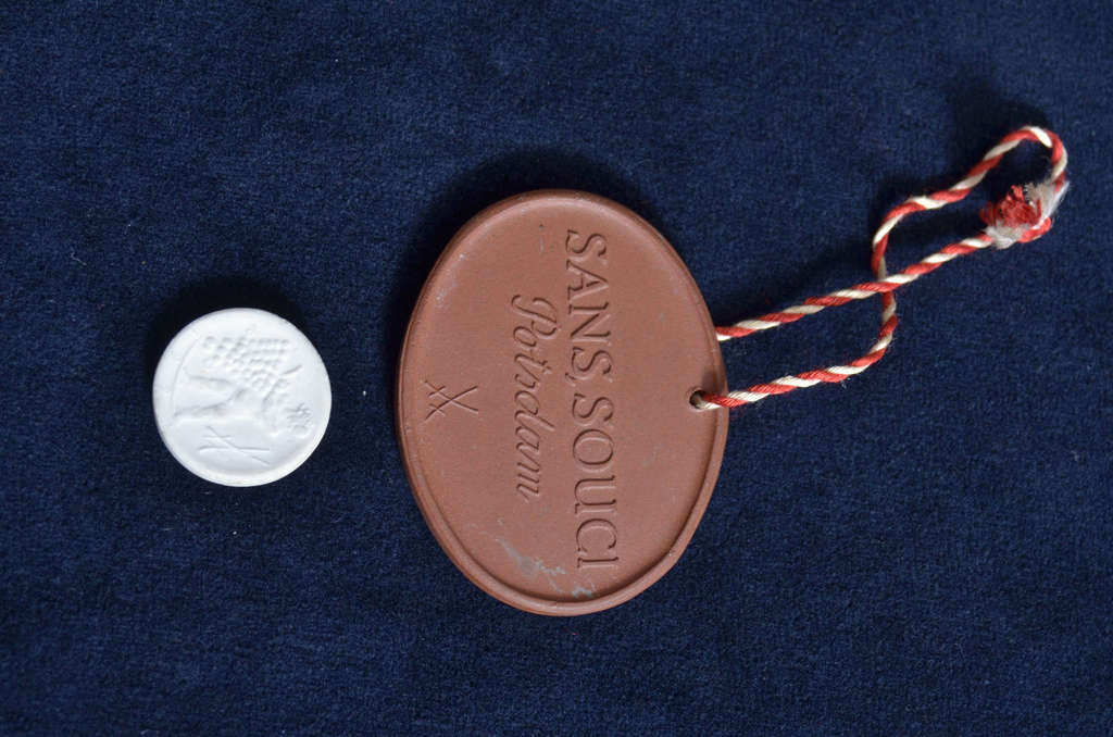 Две рекламные медали с мечами марки Мейсенского фарфорового завода.