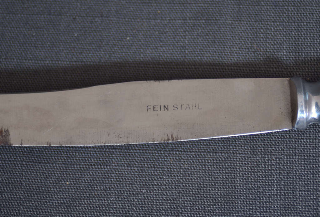 Металлический нож со свастикой