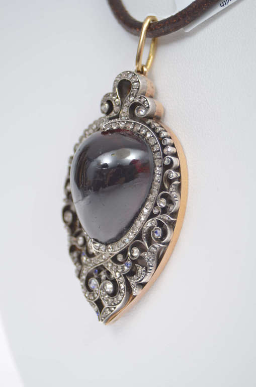Necklace with diamonds and garnet