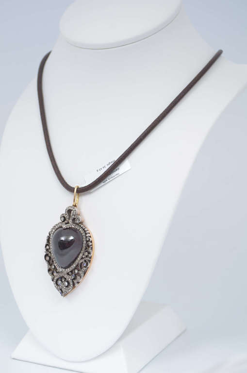 Necklace with diamonds and garnet