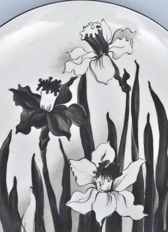 Porcelain plate with floral painting