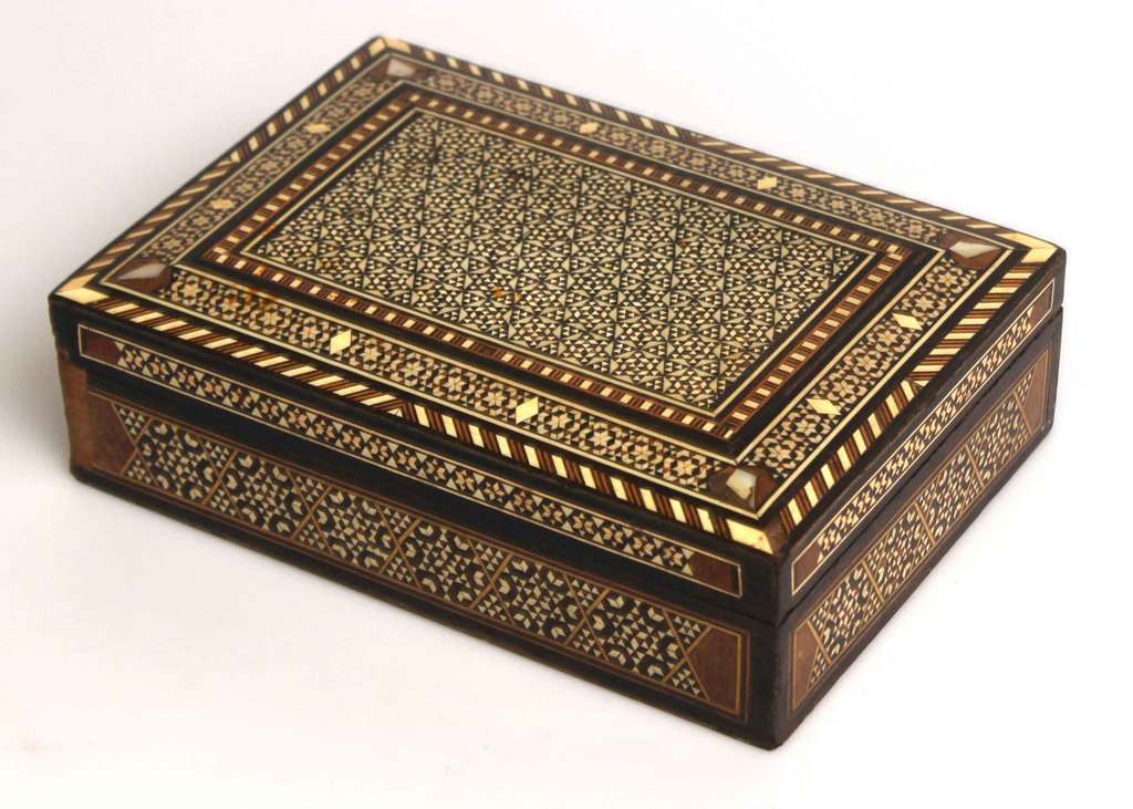 Wooden jewelry box with inlays (with a small defect)