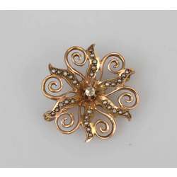 Gold brooch with diamond