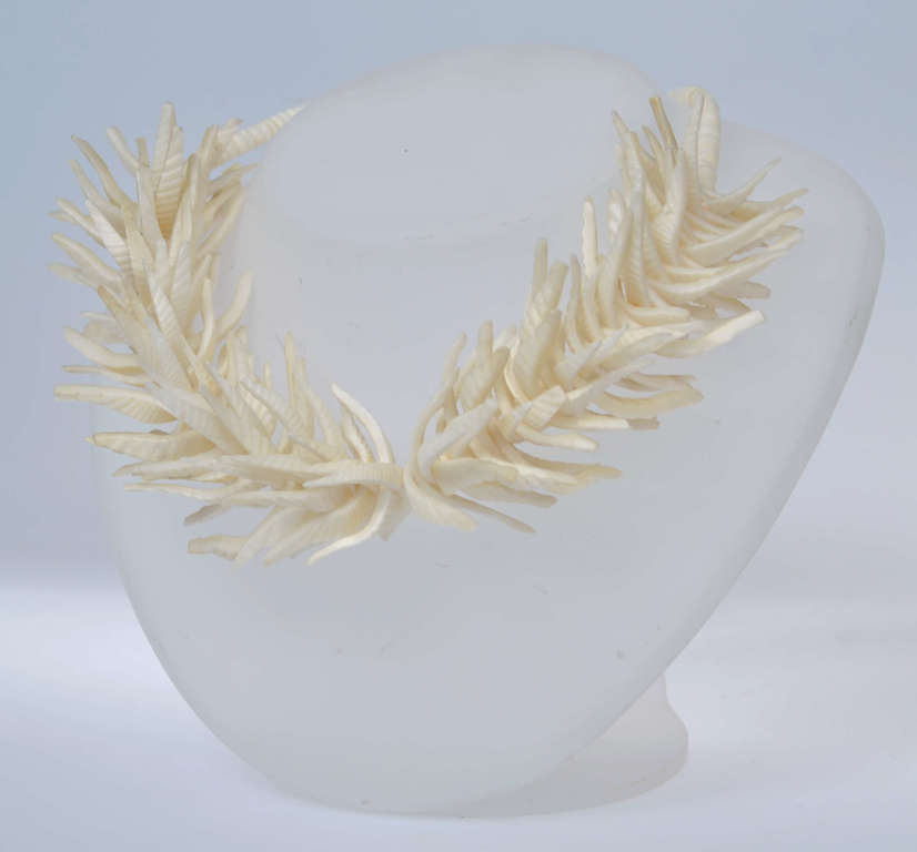 Ожерелье из белого коралла