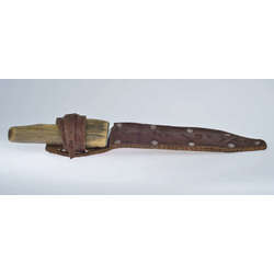 Hunting dagger with leather wallet