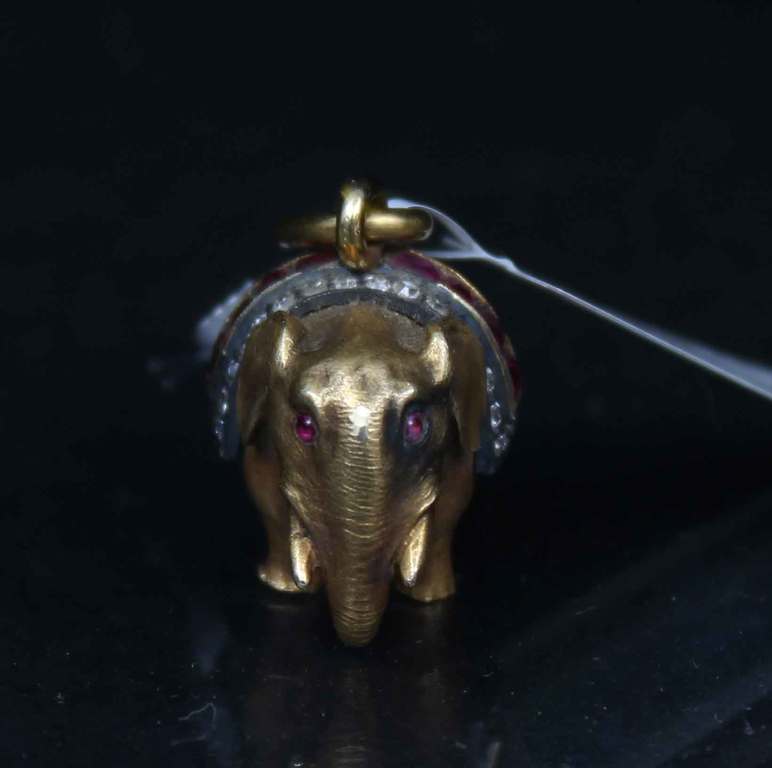 Слон с бриллиантами и рубином