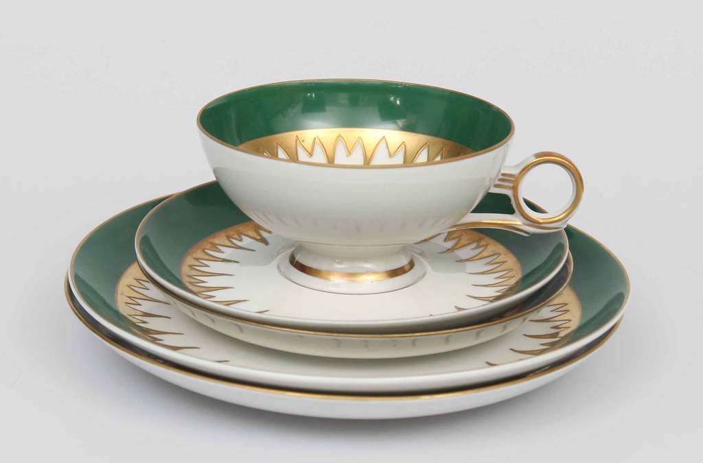 Porcelain cup, two saucers, 2 plates