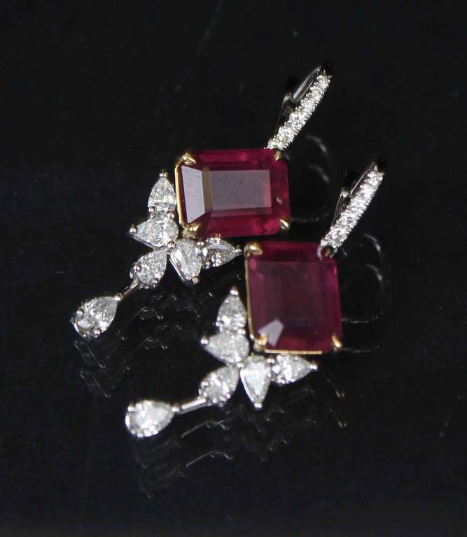 Gold earrings with diamonds and rubies