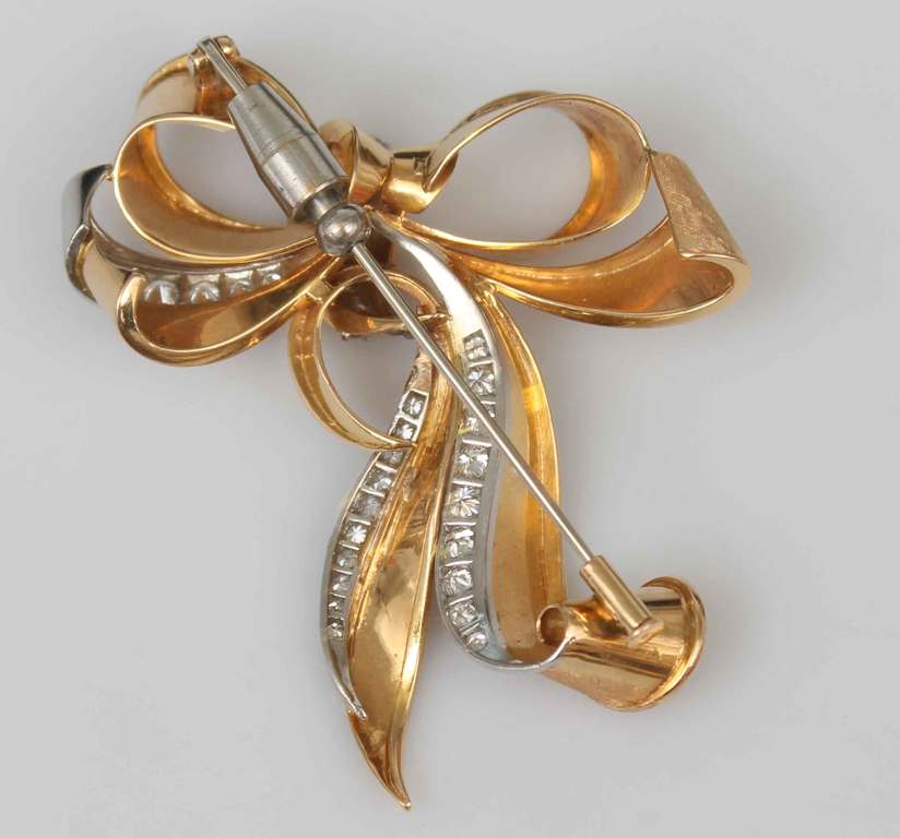 Gold brooch with diamonds