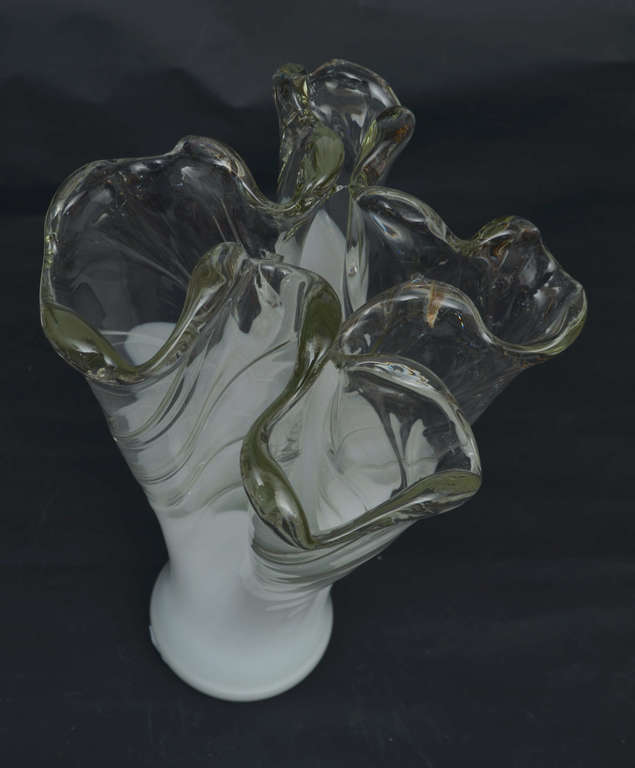 Стеклянная ваза с белой глазурью