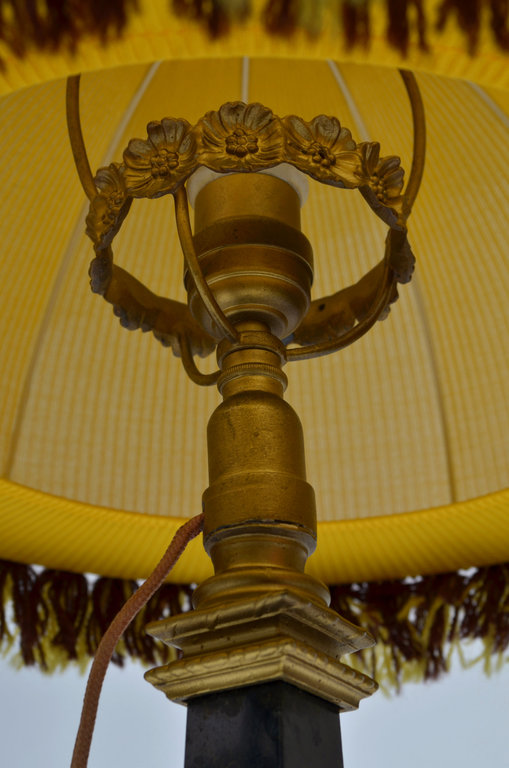 Galda lampa ar dzeltenu kupolu