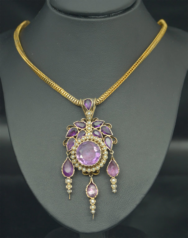 Gold pendant with amethysts