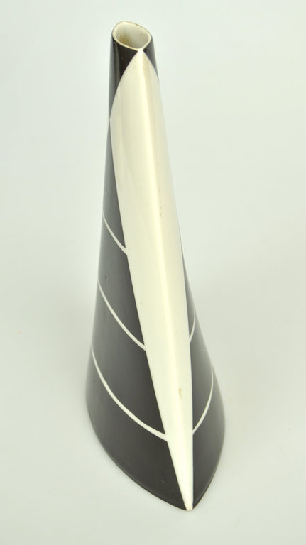 Decorative porcelain vase 