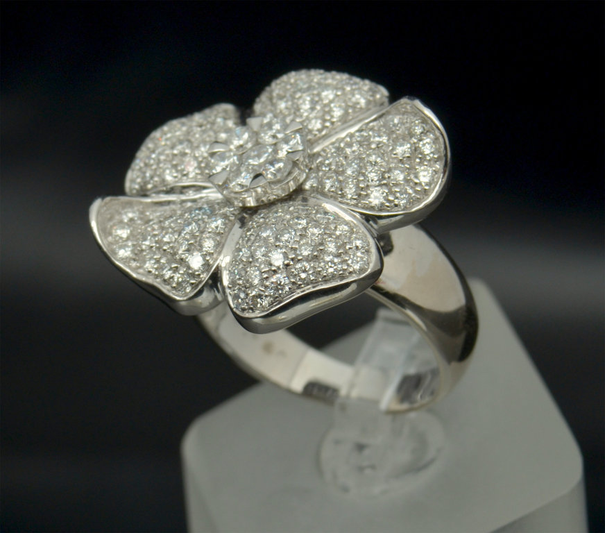 Золотое кольцо со 117 бриллиантами