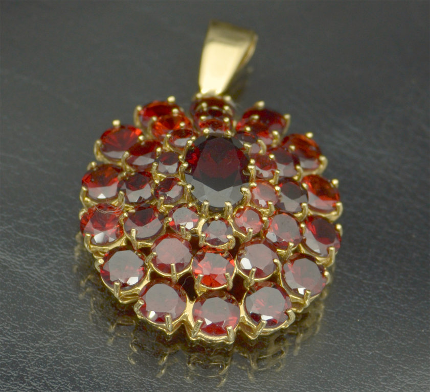 Gold pendant with garnets