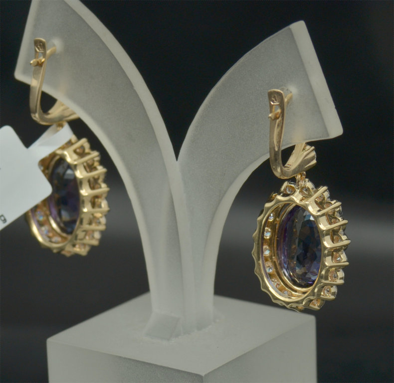Gold earrings with diamonds and tanzanites