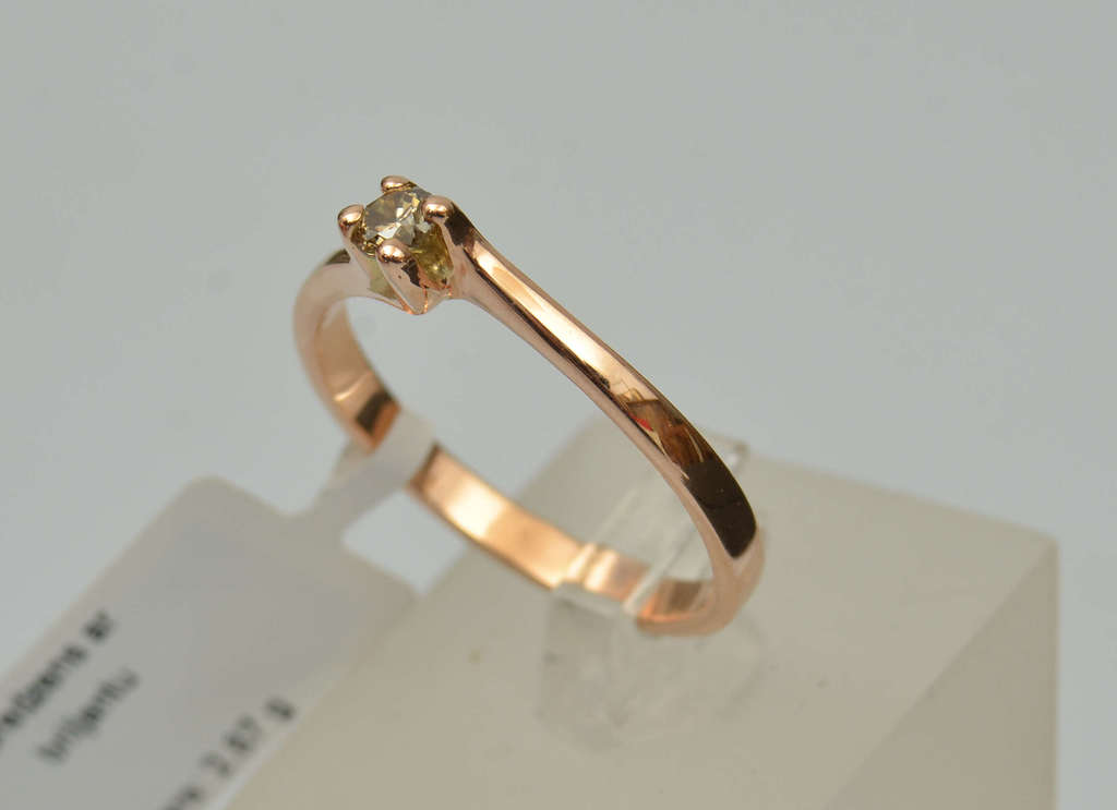 золотое кольцо с бриллиантом 0,19 