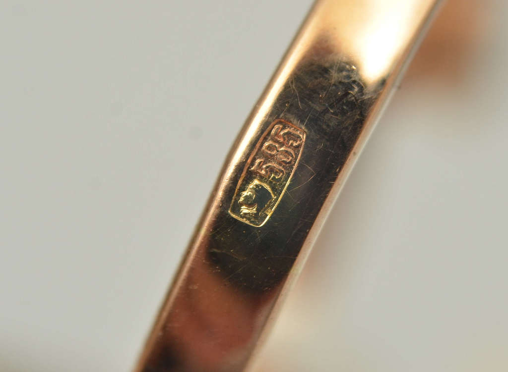 золотое кольцо с бриллиантом 0,19 
