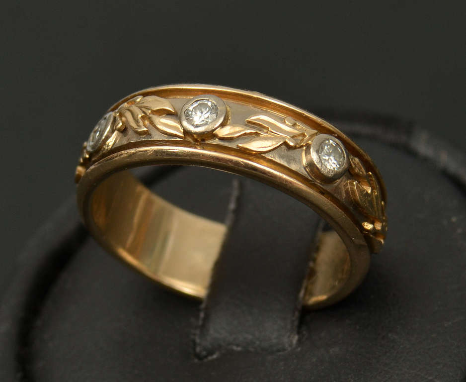 Gold ring with three diamonds
