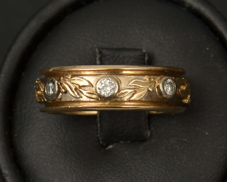 Золотое кольцо с тремя бриллиантами