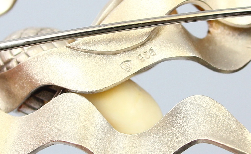 Серебряная брошь в стиле модерн с зубцами