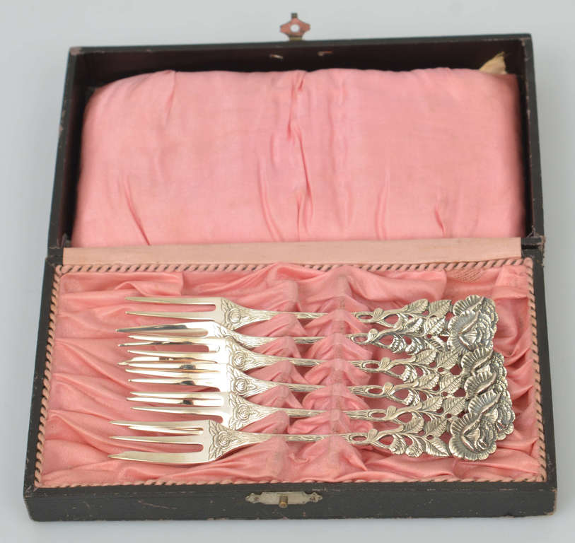 Набор серебряных десертных вилок (6 штук) в оригинальной коробке.
