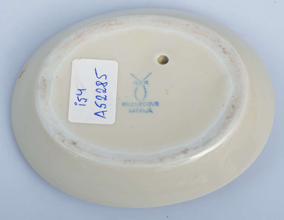 Porcelain plate for jewelry