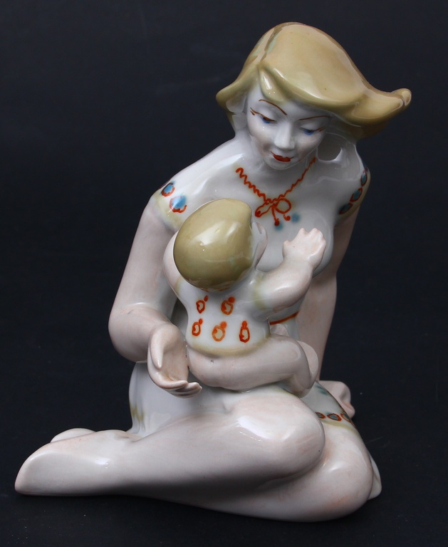 Porcelāna figūriņa ''Māte ar bērnu''