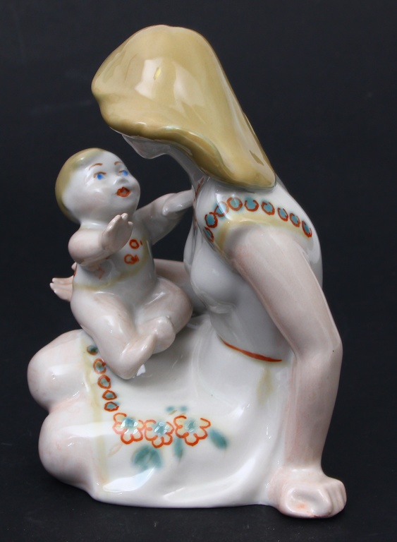 Porcelāna figūriņa ''Māte ar bērnu''