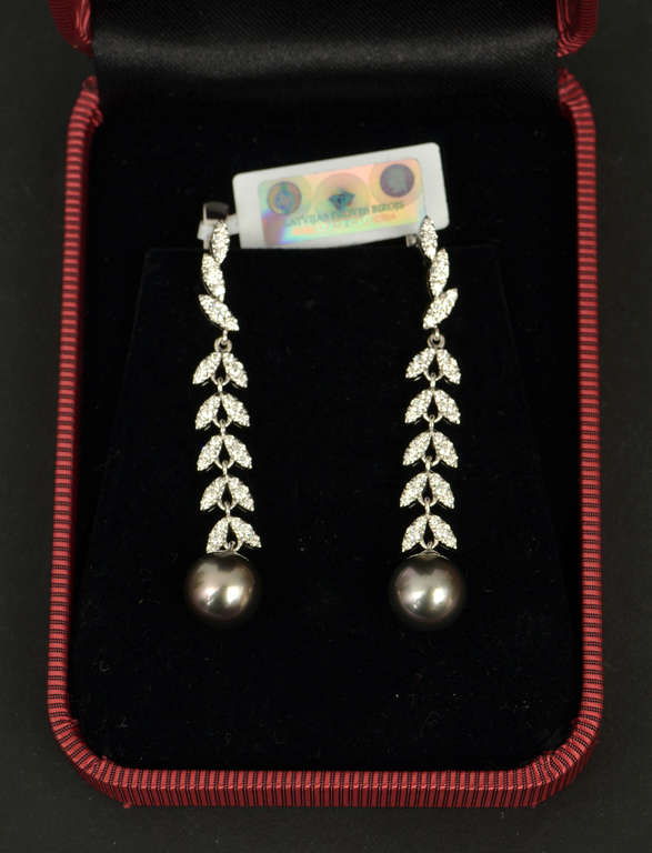 Earrings with diamonds, sea pearls (Tahiti)