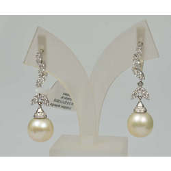 Gold earrings with diamonds and pearls