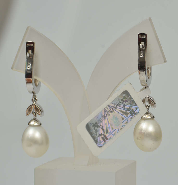 Gold earrings with diamonds and pearls