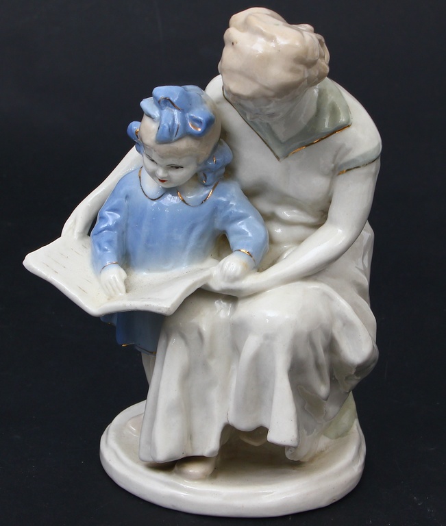 Porcelāna figūriņa ''Māte ar meitu lasa grāmatu''