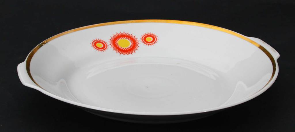 Сервировочная тарелка из фарфора