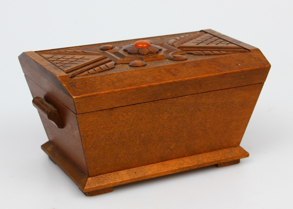 Деревянный ящик  янтарем
